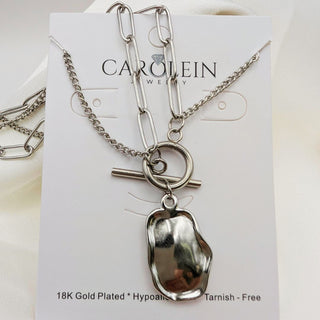 Silver necklace with a pendant on a CAROLEIN card